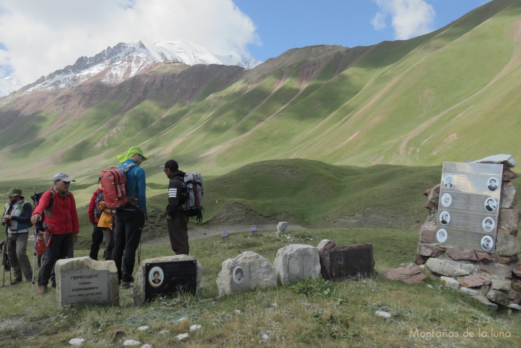 Tumbas y memorial de una expedición de mujeres, detrás la ladera que subiremos